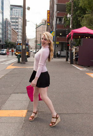 18 year old girl Ella Woods nudes on a vibrator after slowly removing clothing